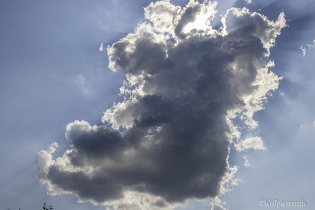 Diese Wolke sieht so aus wie Irland auf dem Globus