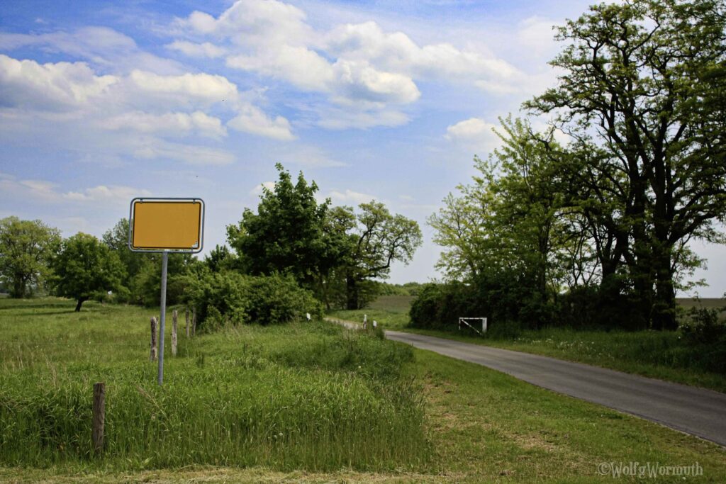 Ortsausgangsschild ohne Beschriftung