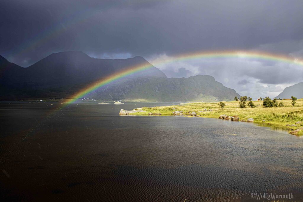 Regenbogen ans nah, im Vordergrund Regen erkennbar