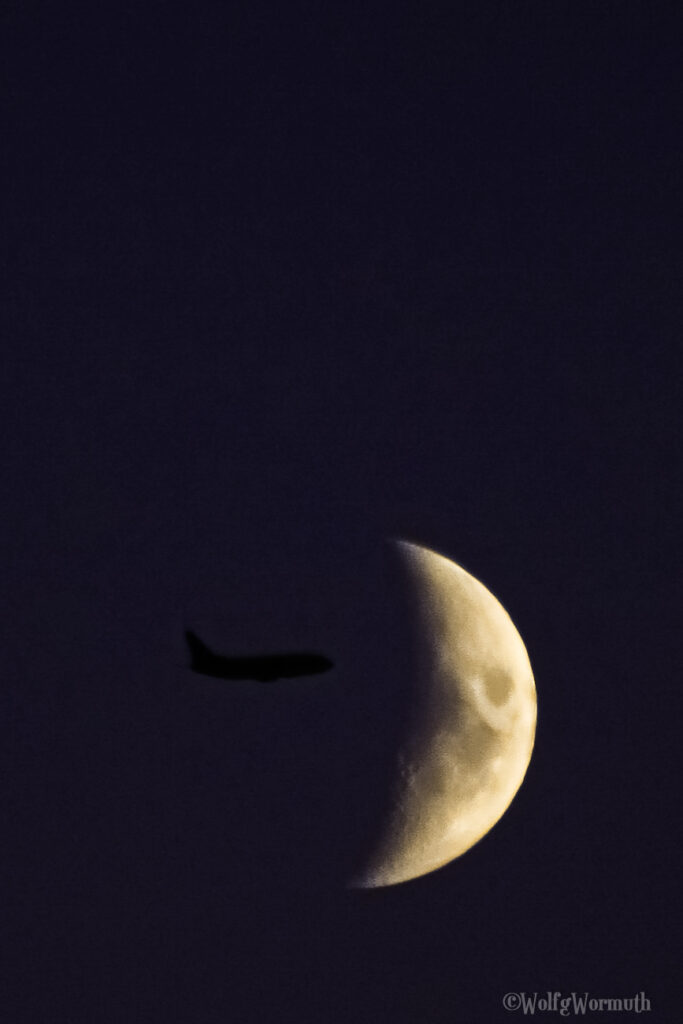 Flugzeug bei Nacht, auf der dunklen Seite des Mondes.