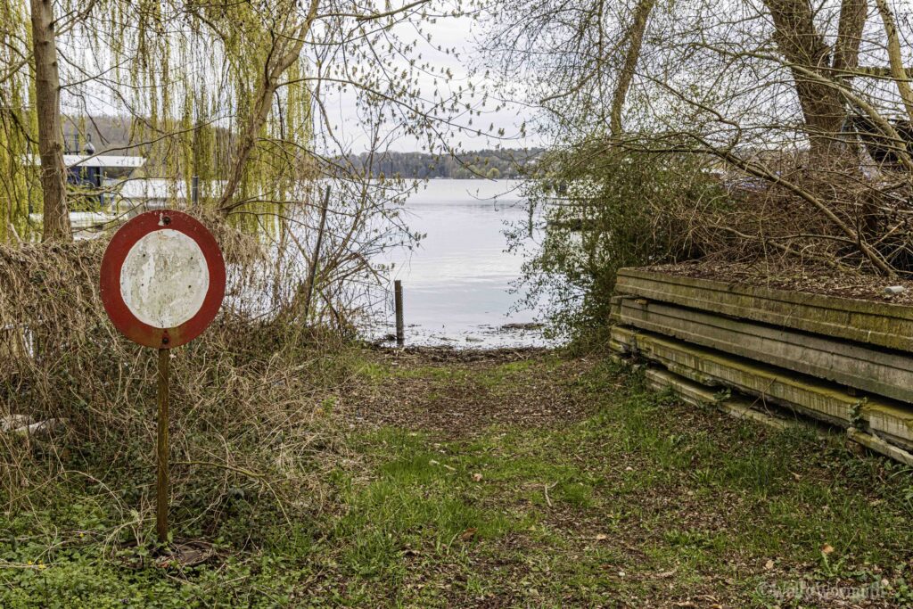 Verbot für Fahrzeuge Aller Art steht am Weg der direkt ins Wasser führt.
