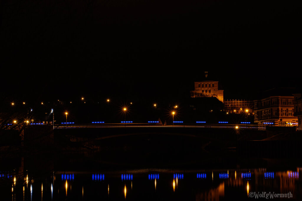Havelberg bei Nacht mit Polizeieinsatz, Blaulicht.