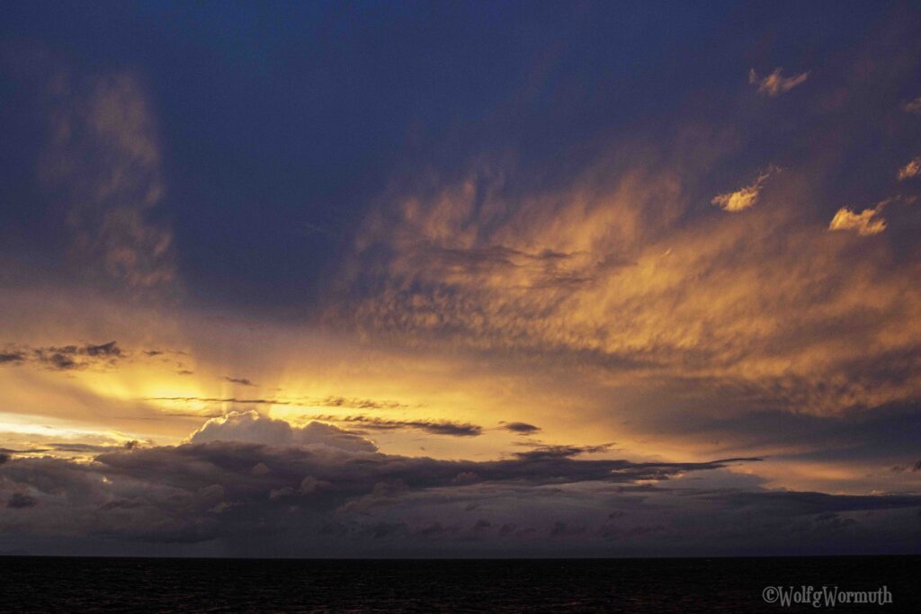 Sonnenuntergang übern Meer in Richtung Lofoten.