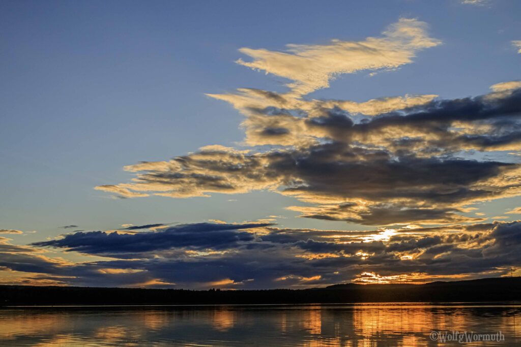 Sonnenuntergang in Schweden bei Jokkmokk an einem See.