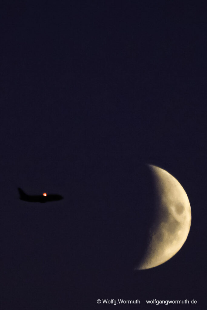 Flugzeug kommt von Tegel auf die dunkle Seite vom Mond geflogen. Nur die helle Seite vom Mond ist erkennbar. Auf der dunklen Seite ist das Flugzeug. Mein Titel : "The Dark Side Of The Moon"