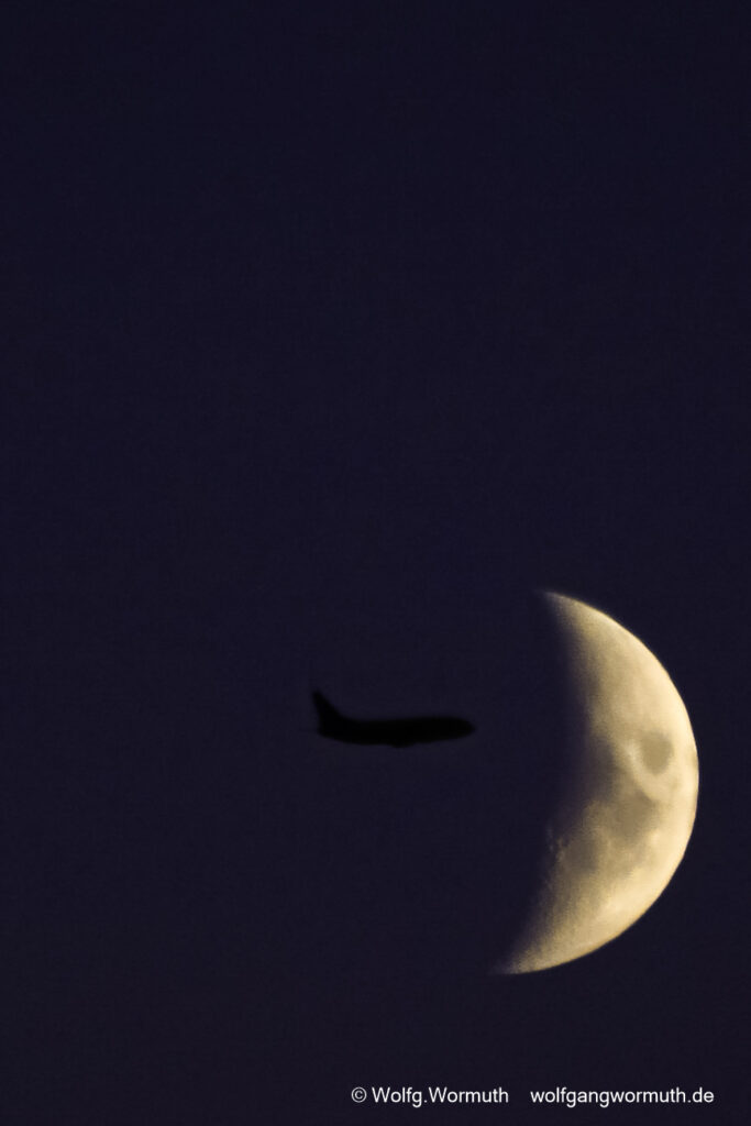 Flugzeug kommt von Tegel auf die dunkle Seite vom Mond geflogen. Nur die helle Seite vom Mond ist erkennbar. Auf der dunklen Seite ist das Flugzeug. Mein Titel : "The Dark Side Of The Moon"