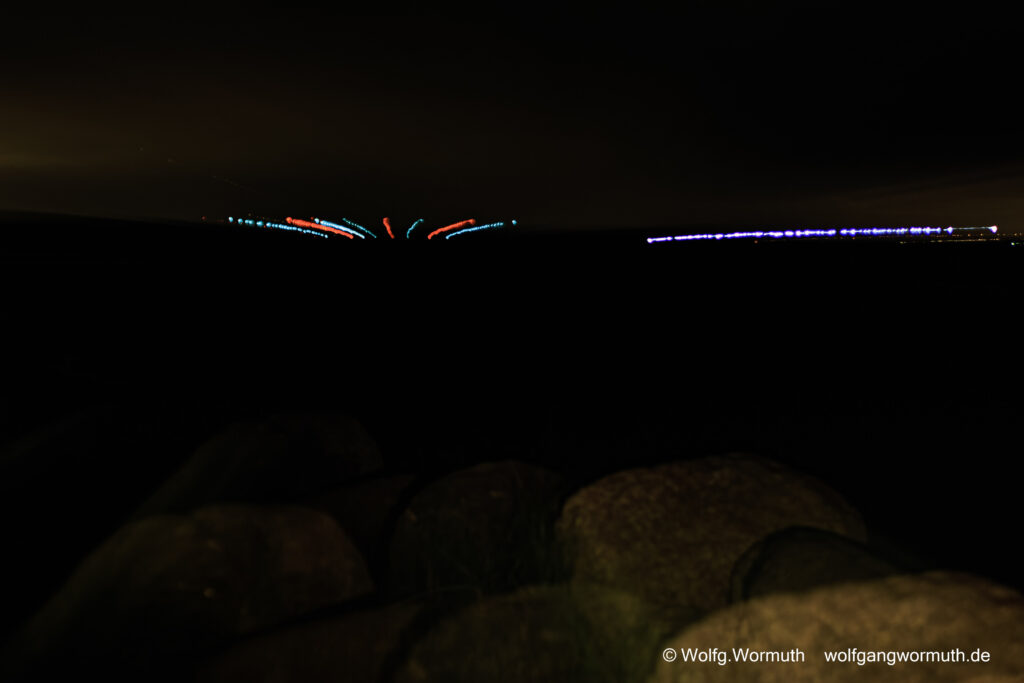 Low-Key-Bild. Nachtaufnahme. Hafeneinfahrt von Stralsund. Von Insel Rügen mit 400 mm Objektiv aufgenommen.