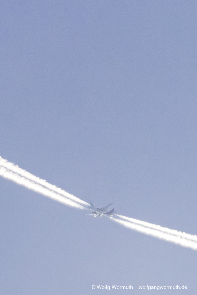Flugzeugaufnahme, optische Täuschung, zwei Flugzeuge fliegen aufeinander zu. Sie haben einen Höhenunterschied.