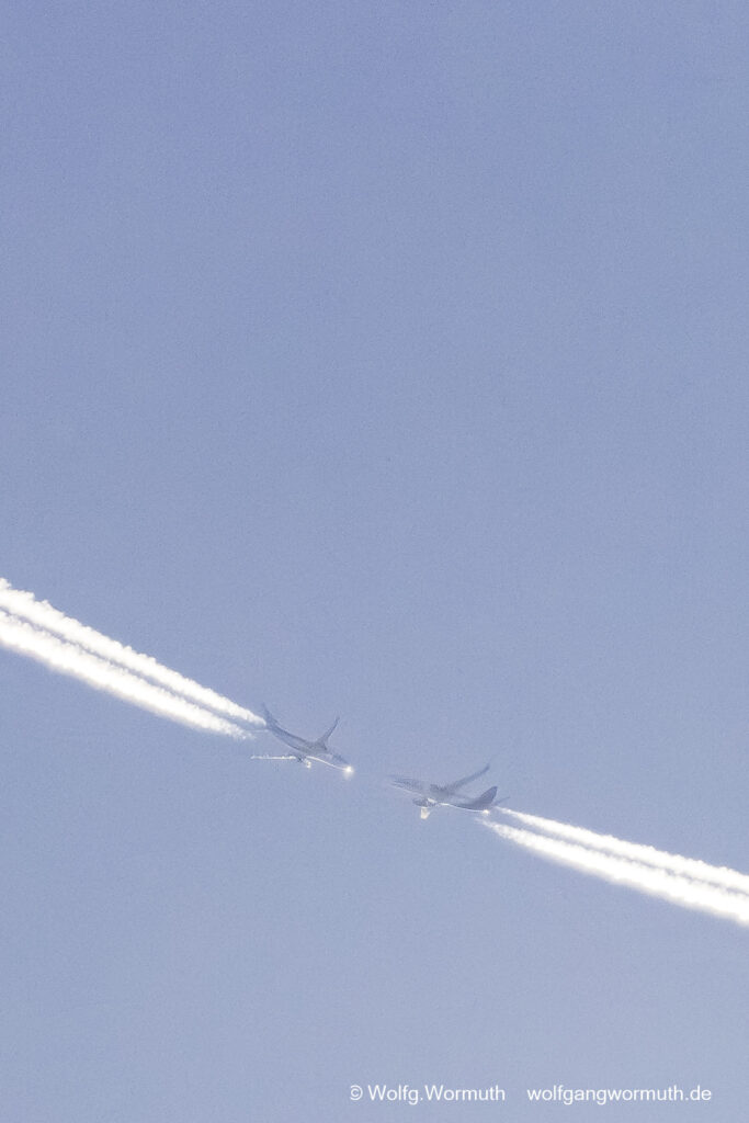 Flugzeugaufnahme, optische Täuschung, zwei Flugzeuge fliegen aufeinander zu. Sie haben einen Höhenunterschied.