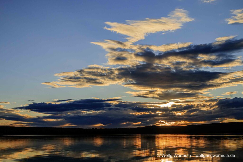 Sonnenuntergang in Jokkmokk Schweden am See mit Spiegelung.