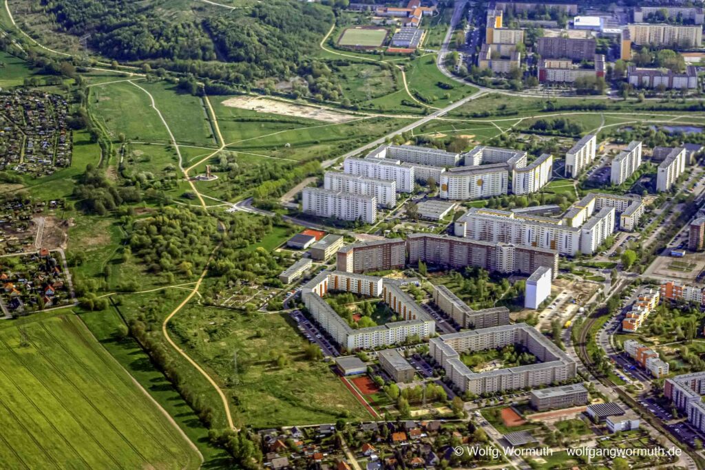 Luftaufnahme vom Flugzeug das auf Tegel zu fliegt. Aufnahme aus dem Flugzeug mit Blick auf Berlin Marzahn.