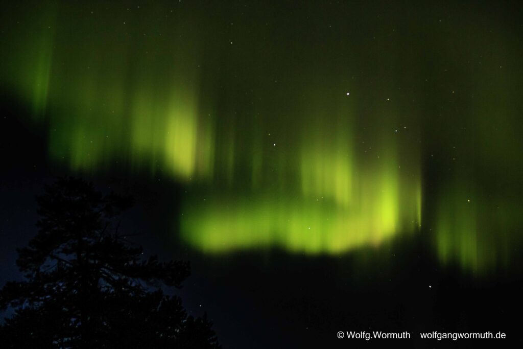 Aus einer Seife, Wenezianische Maske, schaut am Waschbecken zu.