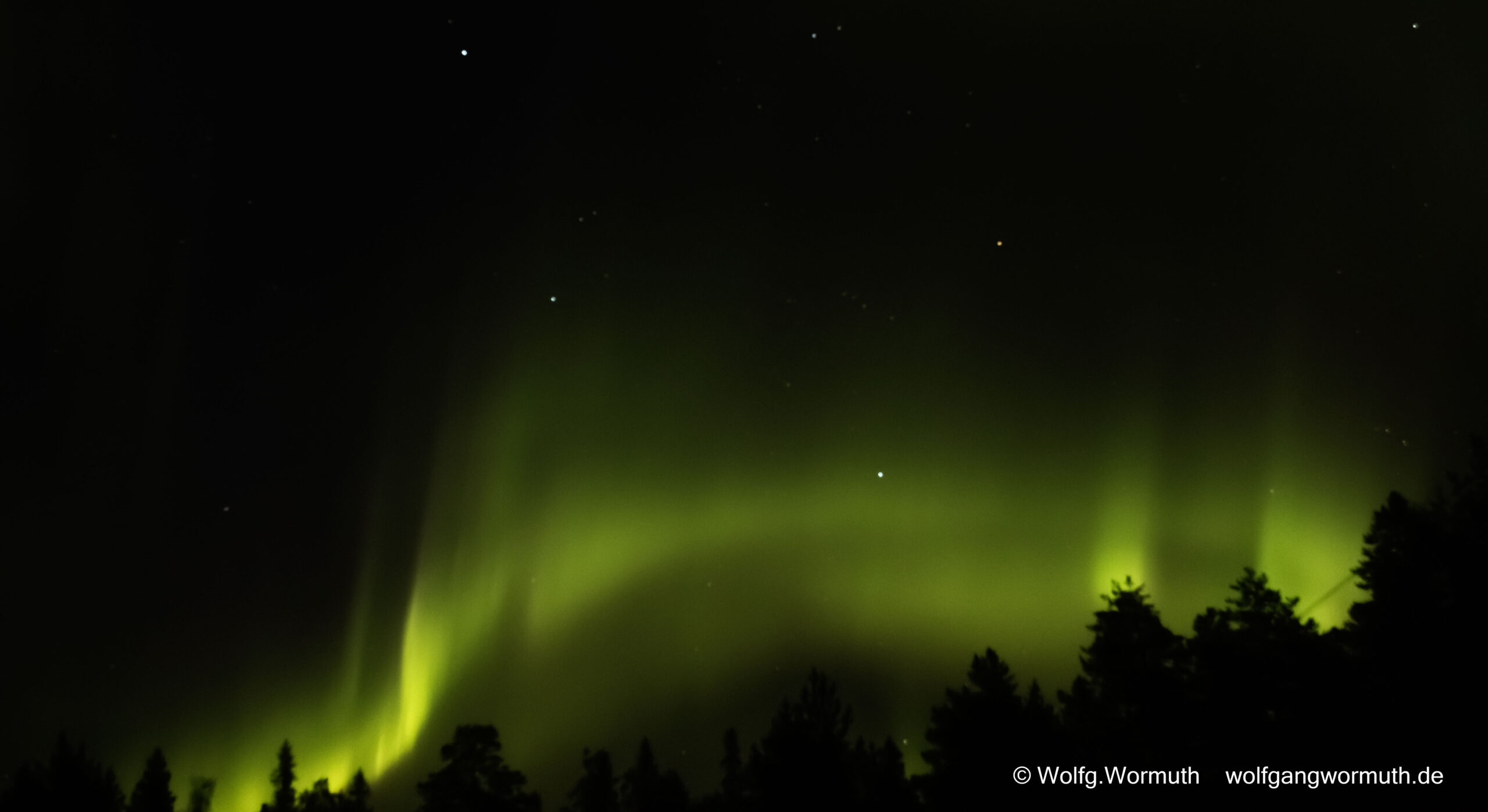 Nordlicht, Polarlicht in der Nacht aufgenommen. Ein Low-Key-Bild in Schweden an der Ostsee.