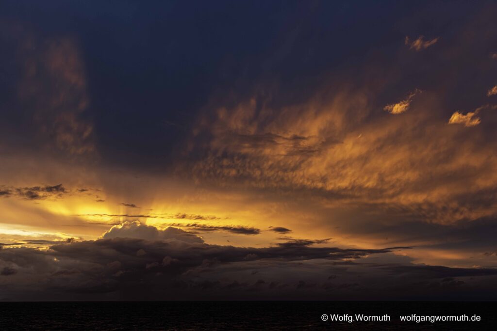 Gegenlichtaufnahme Sonnenuntergang auf der Fähre von Bodö nach Lofoten.