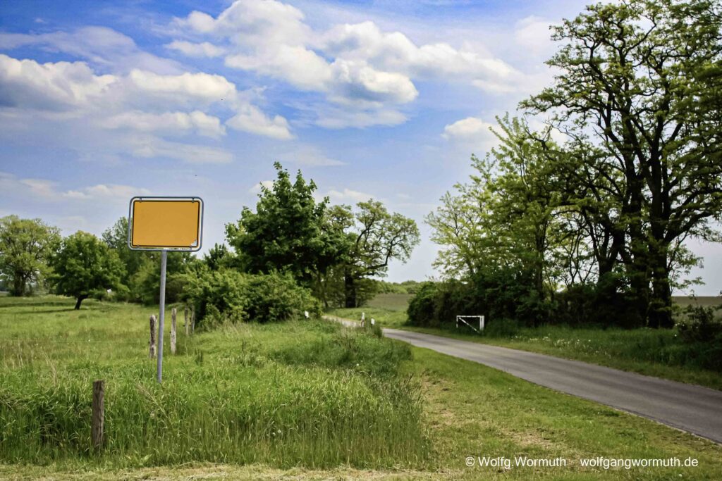 Ein Verkehrsschild, Ortsausgangsschild das keine Information hat und trotzdem ist es aufgestellt worden.