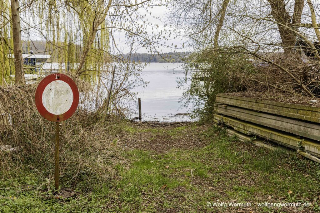 20 m vor dem See, steht ein Verkehrsverbotsschild für alle Fahrzeuge.
