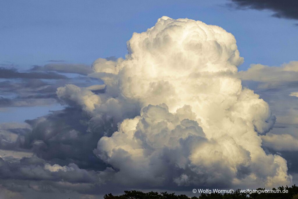 Wolkenaufnahme, Cumulus-Wolke auf Sjælland in Dänemark.