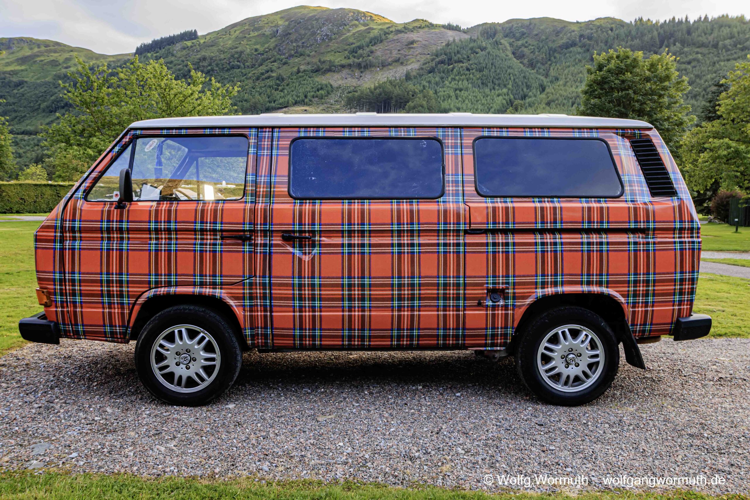VW T4 Mini-Bus mit Schottenmuster als Total Lackierung.