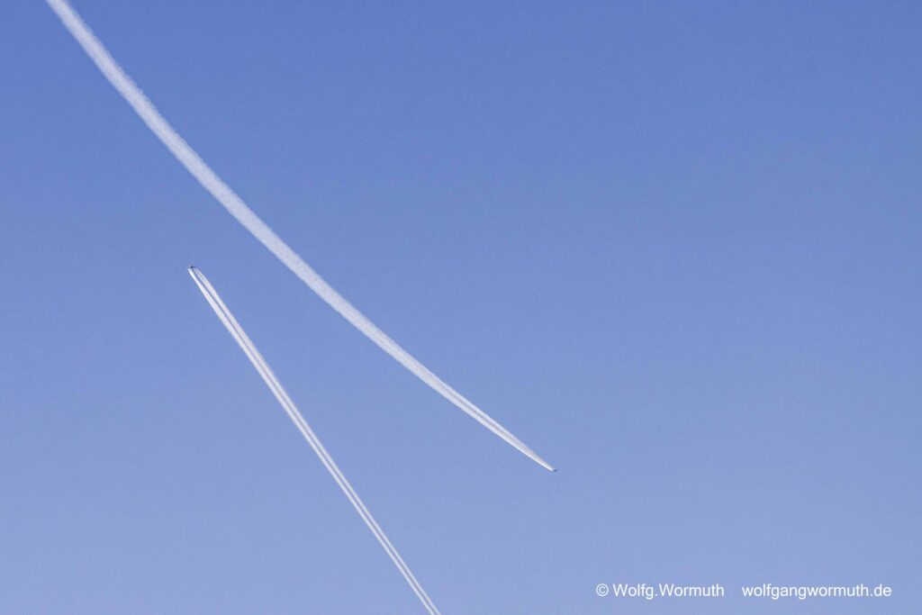 Zwei Flugzeuge fliegen aneinander vorbei. Groß Glienicke Brandenburg Deutschland.