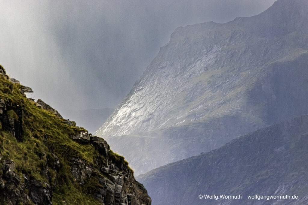 Landschaftsaufnahme auf den Lofoten. Sonne und Regen.