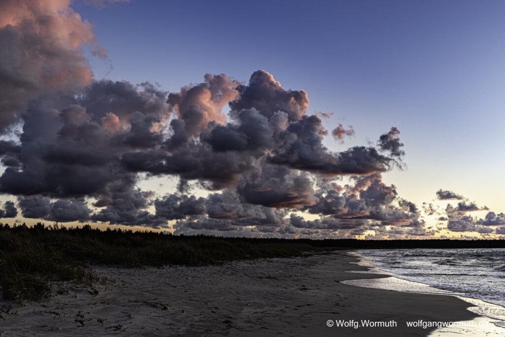 Strandaufnahme an der Ostsee. Abendstimmung und Wolken im Bild. HDR Aufnahme im Kreis Lääne Estland.